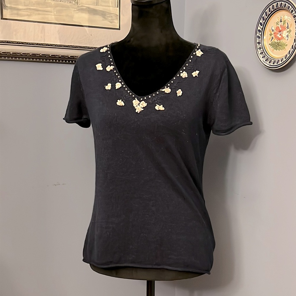 Shell Embellished V-neck summer sweater.